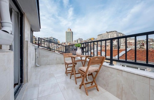 Cihangir Apartment | Modern 3-Bedroom Duplex with Two Balconies, 2BA