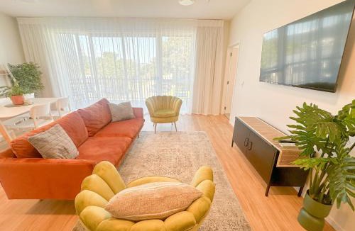 Paraparaumu Beach Apartment | Modern 3Bdr 2bath Apartment Beach Golf Shops Relax