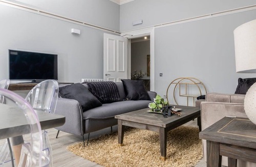 City Centre Glasgow Apartment | Modern 4-Bedroom City Retreat in Glasgow