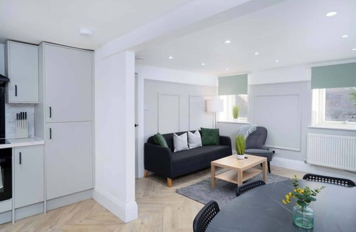 Galashiels Apartment | Modern 5 BED-2 BATH Apartment - by Holiday Homes