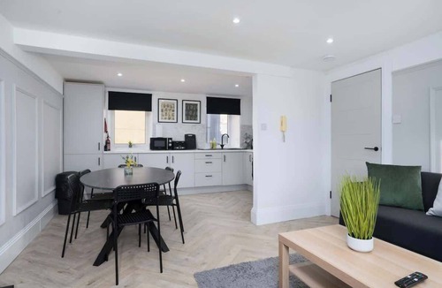 Galashiels Apartment | Modern 5 BED-2 BATH Apartment - by Holiday Homes