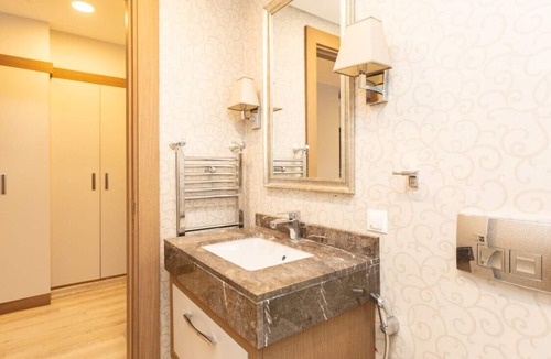 Maslak Apartment | Modern and Spacious Flat with City View in Sariyer