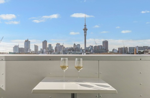 Auckland Central Business District Apartment | Modern apartment overlooking Victoria Park with Aircon and Carpark