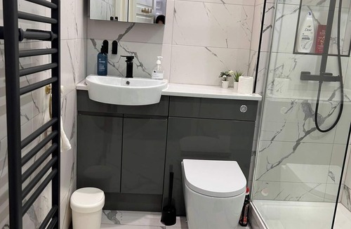 Glasgow Apartment | Modern Apartment-Sleeps6-Parking-seft check in