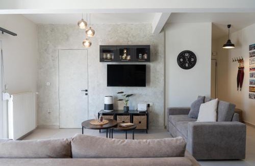 Vardaris Apartment | Modern Apartment with Large Balcony & City Views Central Thessaloniki