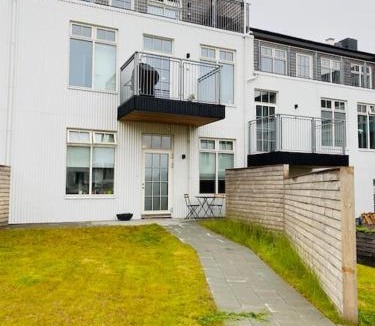 Vesturbær Apartment | Modern Apt RVK City Center