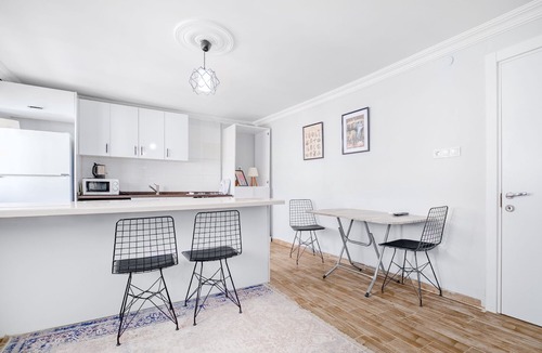 Uskudar Apartment | Modern Balcony Flat, 10 Minutes to Üsküdar Seafro