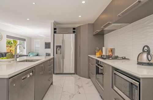 Whitianga Cottage | Modern Beach Pad - Whitianga Holiday Home