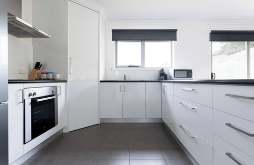 Newnham House | Modern Delight: Cosy Home with Parking