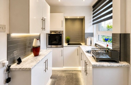 Cowdenbeath Apartment | Modern Entire Apartment- Self CheckIn Free Parking