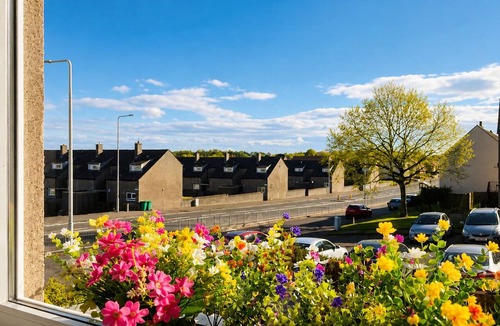 Cowdenbeath Apartment | Modern Entire Apartment- Self CheckIn Free Parking