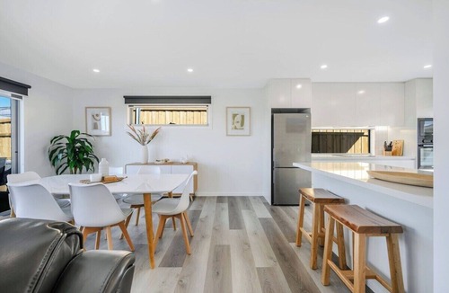 Rokeby House | Modern Escape, 2 Bed/Bath 12km to CBD/Airport