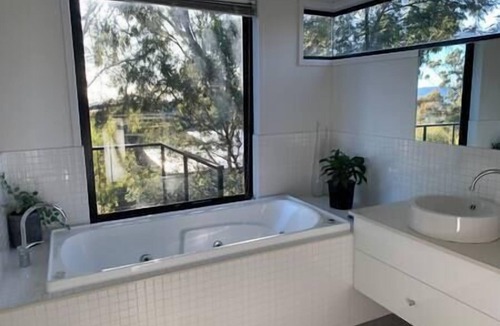 Tolmans Hill House | Modern executive house, stunning views over Hobart