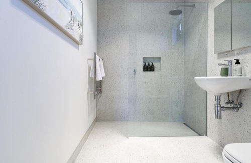 South Launceston House | Modern Getaway with Balcony & Secure Parking