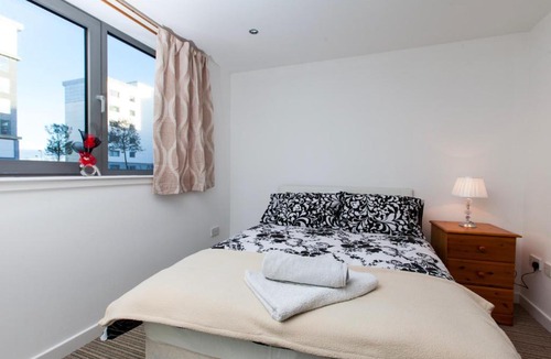 Newhaven Apartment | Modern ground floor flat by the Shore in Leith!