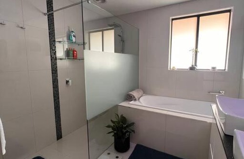 Howrah Apartment | Modern light filled home near beaches