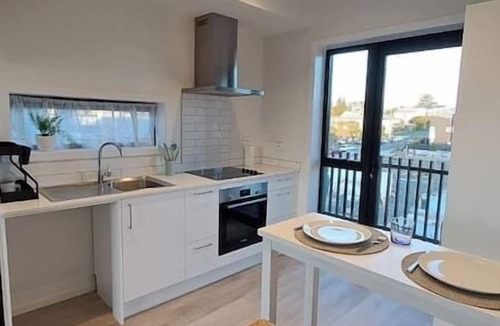 Northcote Apartment | Modern near parks, shopping, and dining. family-ready!