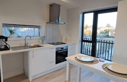 Northcote Apartment | Modern near parks, shopping, and dining. family-ready!