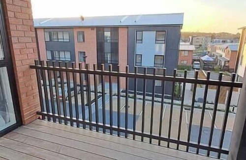 Northcote Apartment | Modern near parks, shopping, and dining. family-ready!