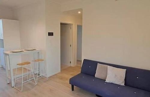 Northcote Apartment | Modern near parks, shopping, and dining. family-ready!