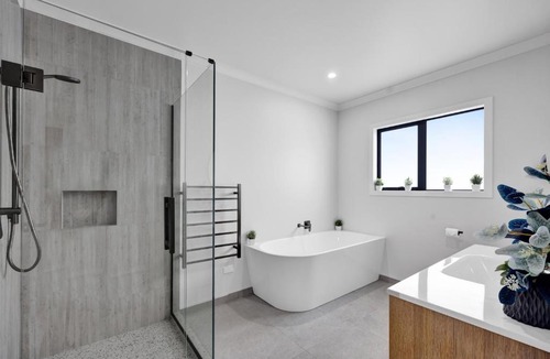 Hawera Bed & Breakfast | Modern private room with shared cozy living