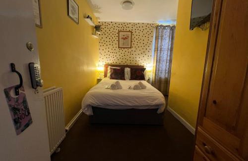 Coldstream Bed & Breakfast | Modern Rooms with SELF Check-In The Castle, Coldstream