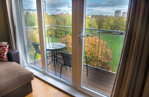 Restalrig Apartment | Modern, Spacious City Apartment, Lift, Balcony, Free Wi-fi & Parking, Fab views,