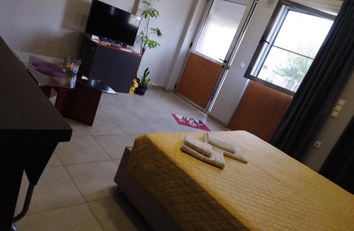 Saronikos Apartment | Modern & Spacious , Near Airport, Queen Bed, Pkg