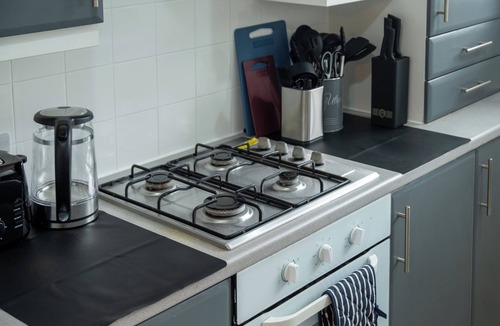 Motherwell House | Modern Unit Cook Work in Comfort