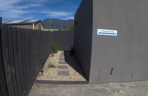 Glenorchy Apartment | Monaaray Studio-10 minutes drive from Hobart's CBD and only 5 minutes from MONA.