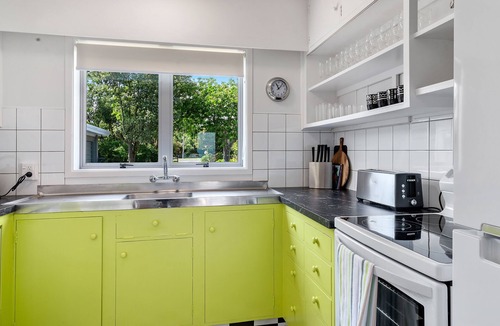 Hannahs Bay Cottage | MOORVIEW (ACROSS THE LAWN AND INTO THE LAKE WITH YOUR SUP)