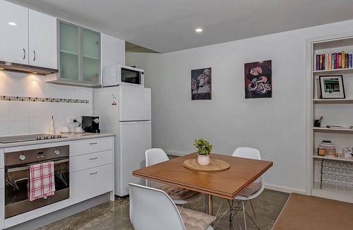 Mount Stuart Apartment | Mount Stuart Hideaway walk to restaurant strip