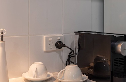 Mount Stuart Apartment | Mount Stuart Hideaway walk to restaurant strip