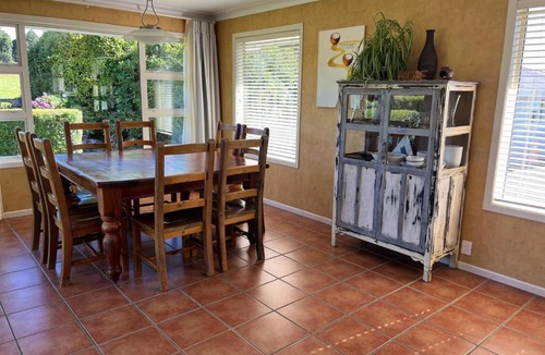 Kaponga House | Mount Taranaki Basecamp 4BR Farmhouse & Games Room