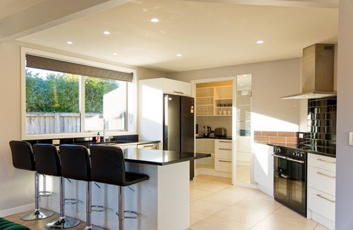 Kaikoura House | Mountain View - Kaikoura Holiday Home