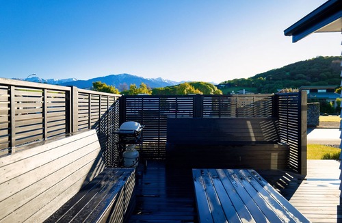 Kaikoura House | Mountain View - Kaikoura Holiday Home
