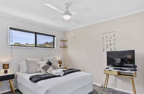 Lindisfarne House | Mt View Large Home,15min to CBD/Airport-Sleeps10