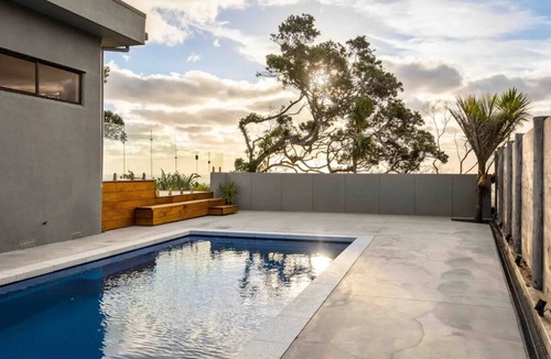 Muriwai House | Muriwai Beach House- Cliff Top Oasis