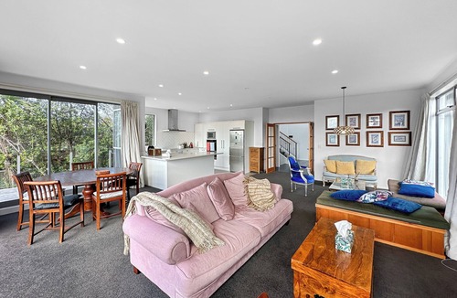 Murrays Bay Villa | Murrays Gem l Modern 4bed Stunner l Sea View & Spa!