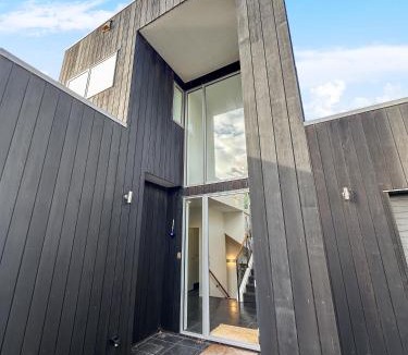 Murrays Bay Villa | Murrays Gem l Modern 4bed Stunner l Sea View & Spa!
