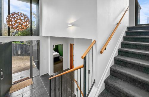 Murrays Bay Villa | Murrays Gem l Modern 4bed Stunner l Sea View & Spa!