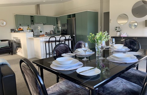 Mariri Apartment | Natural Lake and widespread views with family sized apartment/house