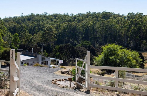 Underwood House | Nature Escape - Big Bush Block!