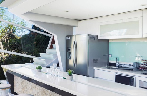 Roble Apartment | Nebulae Loft by Alianz: 2-BR Modern Loft with Jacuzzi &Nature, near SJO Airport