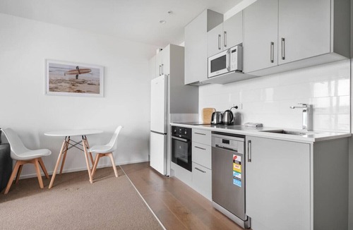 Manurewa Apartment | Neighborhood Hideaway with Air-con and Deck