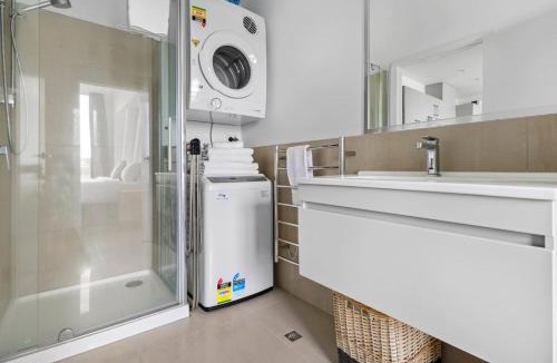 Manurewa Apartment | Neighborhood Hideaway with Air-con and Deck