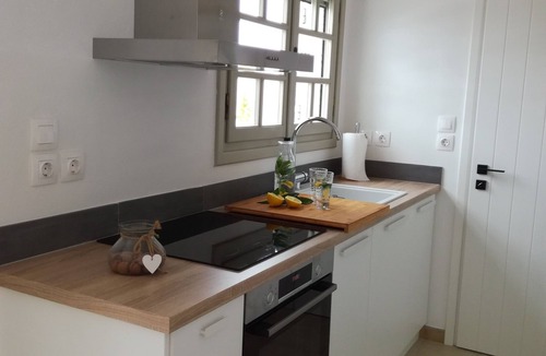 Parasporos House | Nesaea seafront apartment