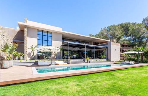 Cala Vinas Villa | New build villa right on the beach with tropical garden and Bali feeling