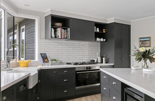 Gisborne House | NEW - Farm House Near Town!