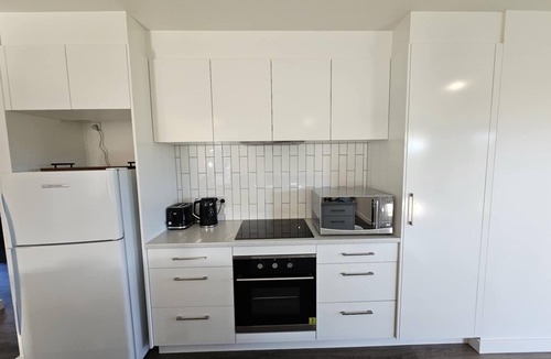 George Town Villa | New home, 5 minutes drive to beaches & MTB trials, walk to shops, pets, WiFi